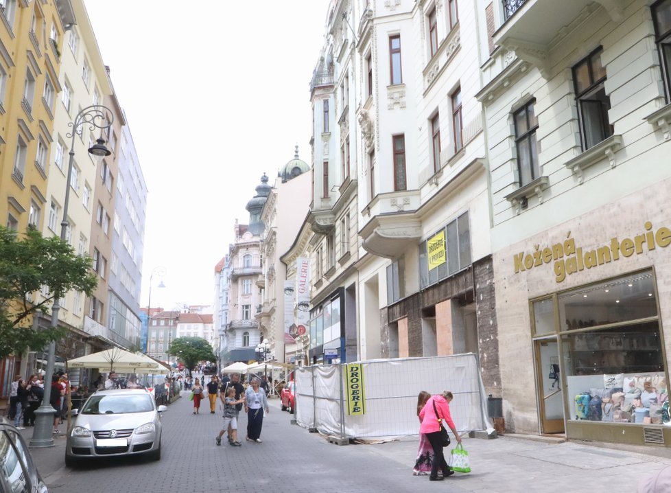 Císařský znak je poměrně vysoko, jen málokterý chodec si ho nejspíš všimne.