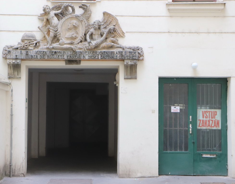 Štít s císařským znakem a vyobrazením císaře Leopolda II.  zůstal na svém místě. Je nad vjezdem do dvora budovy.