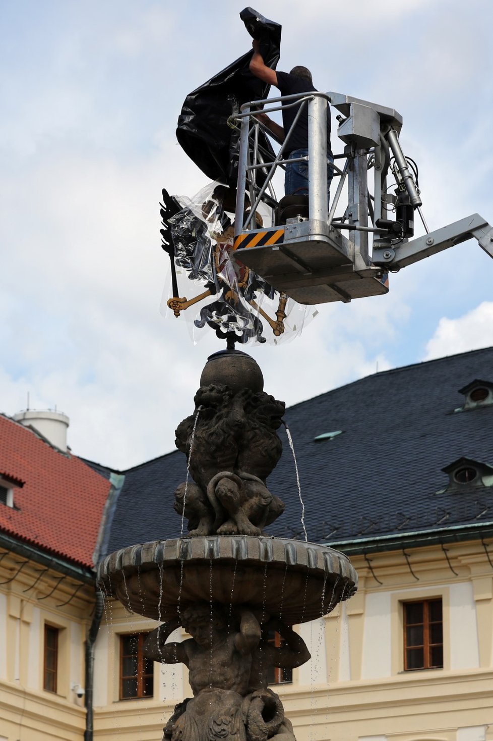 Na Leopoldovu kašnu na II. nádvoří Pražského hradu se vrátila orlice, která byla stržena v roce 1918.