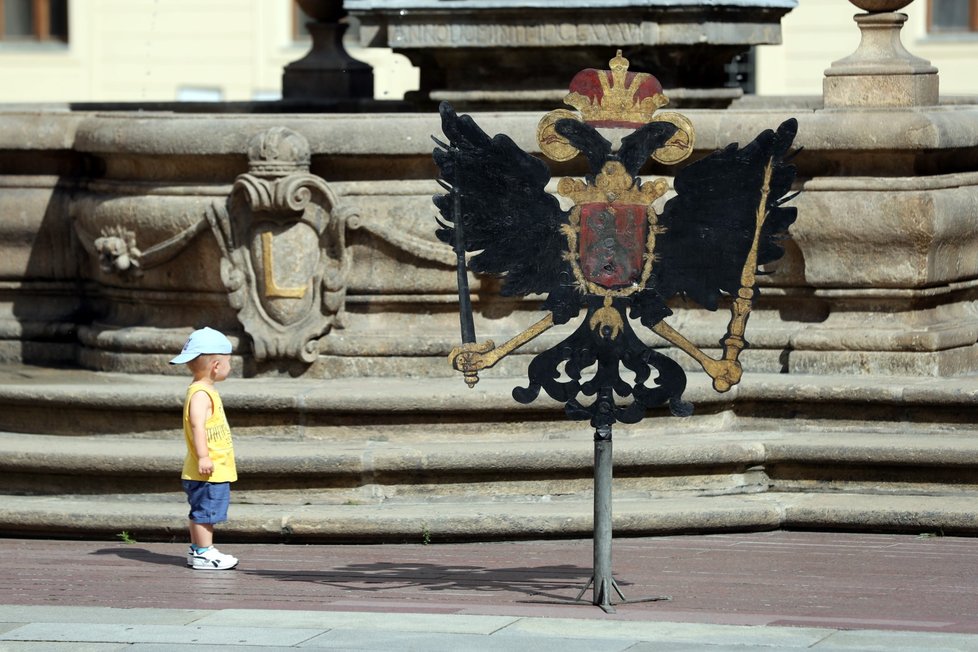 Na Leopoldovu kašnu na II. nádvoří Pražského hradu se vrátila orlice, která byla stržena v roce 1918.