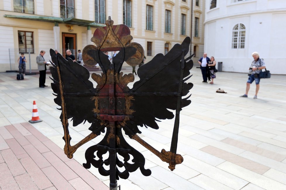 Na Leopoldovu kašnu na II. nádvoří Pražského hradu se vrátila orlice, která byla stržena v roce 1918.
