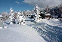 Malý lyžař (10) se vážně zranil na sjezdovce v Orlických horách