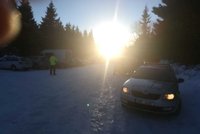 Češi znovu vzali útokem hory. Parkují všude, dopravu řídí policie