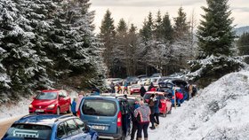 Orlické hory zažívají neskutečný nápor turistů. Auta lemují celou příjezdovou silnici