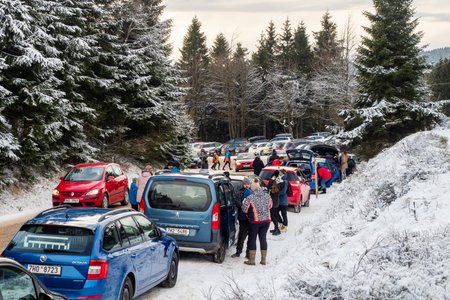 Orlické hory zažívají neskutečný nápor turistů. Auta lemují celou příjezdovou silnici