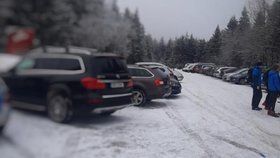 Turisté obsadili parkoviště u hřebenu Orlických hor, musela zasáhnout policie (24. 1. 2020).