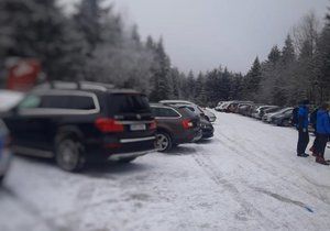 Turisté obsadili parkoviště u hřebenu Orlických hor, musela zasáhnout policie (24. 1. 2020).