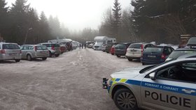 Policisté opět řeší nával turistů do Orlických hor (21.2.2021)