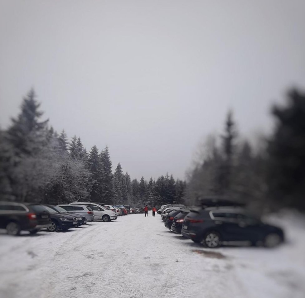 Turisté obsadili parkoviště u hřebenu Orlických hor, musela zasáhnout policie (24. 1. 2020).