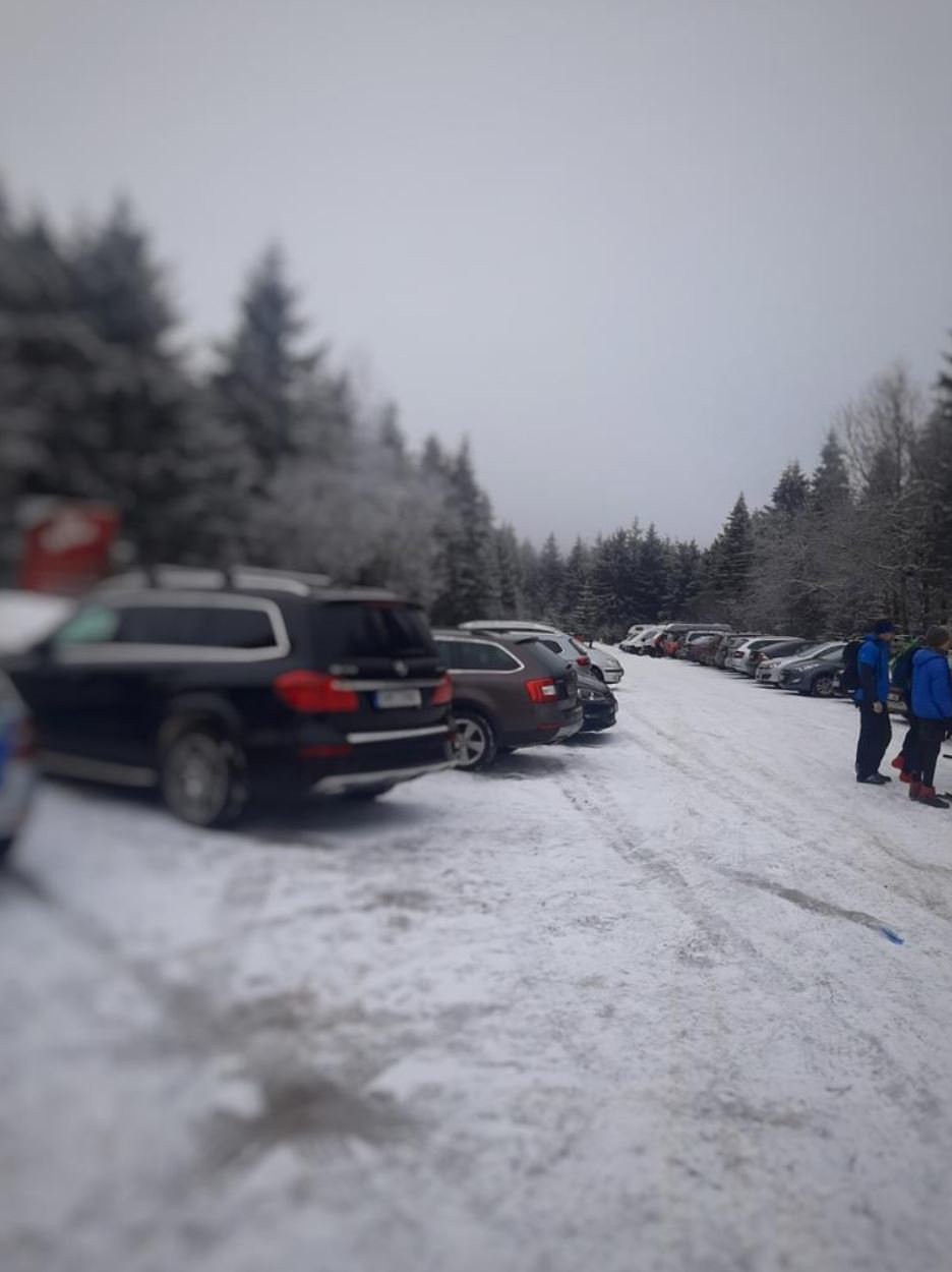 Turisté obsadili parkoviště u hřebenu Orlických hor, musela zasáhnout policie (24. 1. 2020).