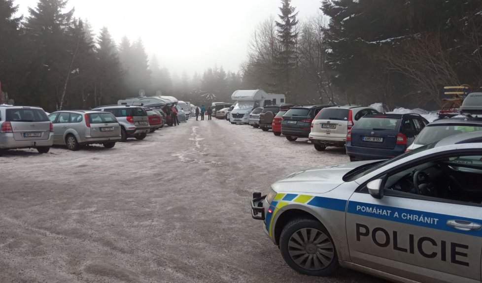 Policisté opět řeší nával turistů do Orlických hor (21. 2. 2021).