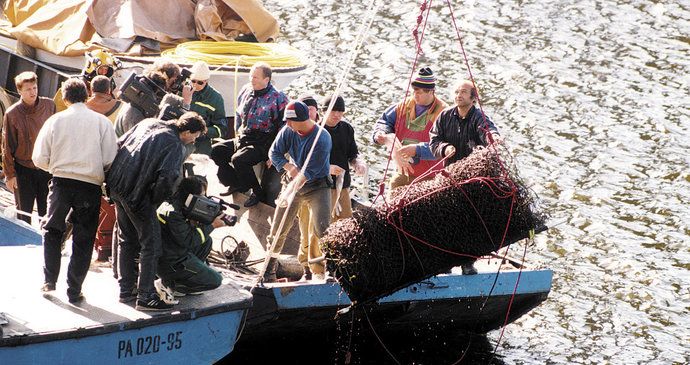 V červenci 1995 vytáhli potápěči z vody sud s obětí orlických vražd.