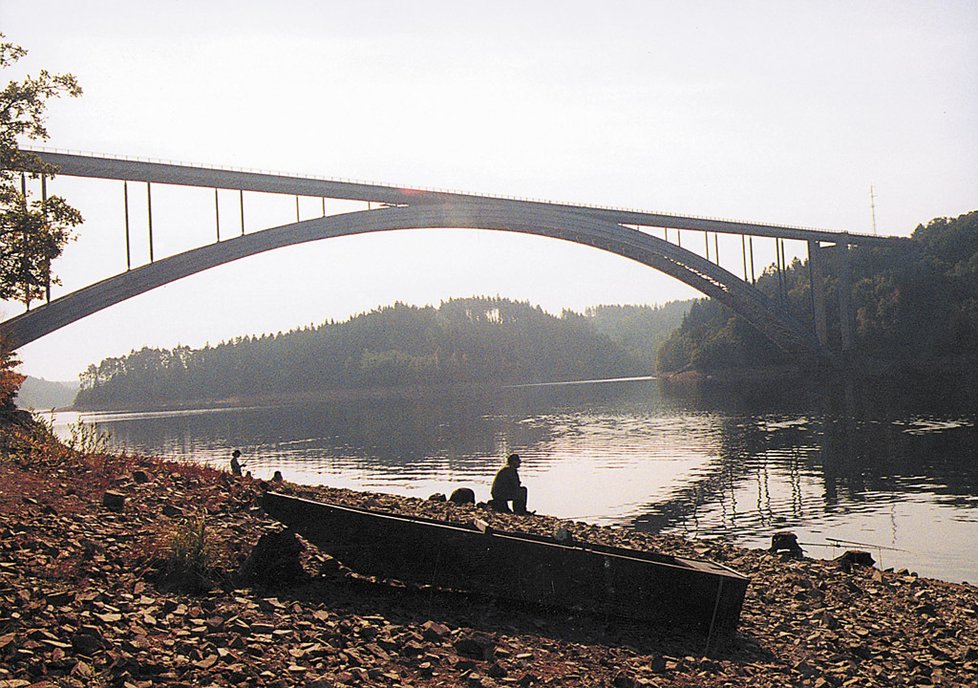 Pod Žďákovským mostem skončilo několik obětí orlických vrahů