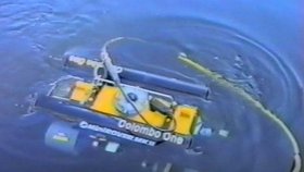 Ponorka se noří do vod Orlíku.