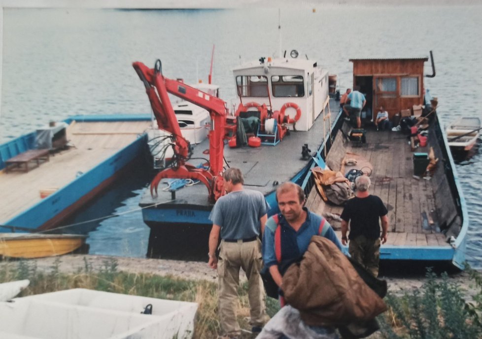 Pět týdnů strávili potápěči s kriminalisty na pontonu a jeden ponor střídal druhý. Prohledali skoro 70 procent přehrady Orlík a našli tři zavražděné.