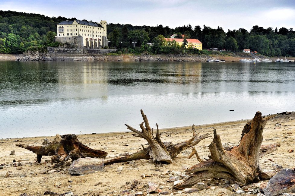 Tady dříve byla voda, teď je tu měsíční krajina.