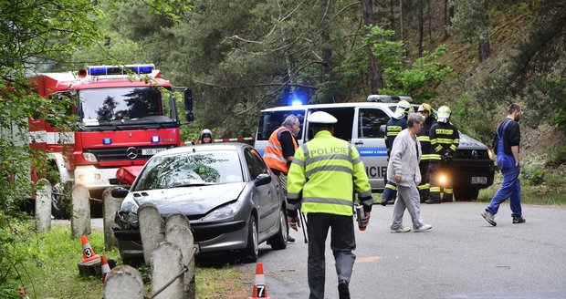 Vážná nehoda na Orlíku: Auto smetlo čtyři profesionální hasiče!