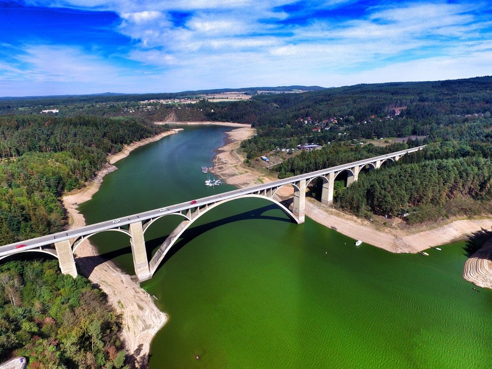 Pohled na Podolský most z ptačí perspektivy.