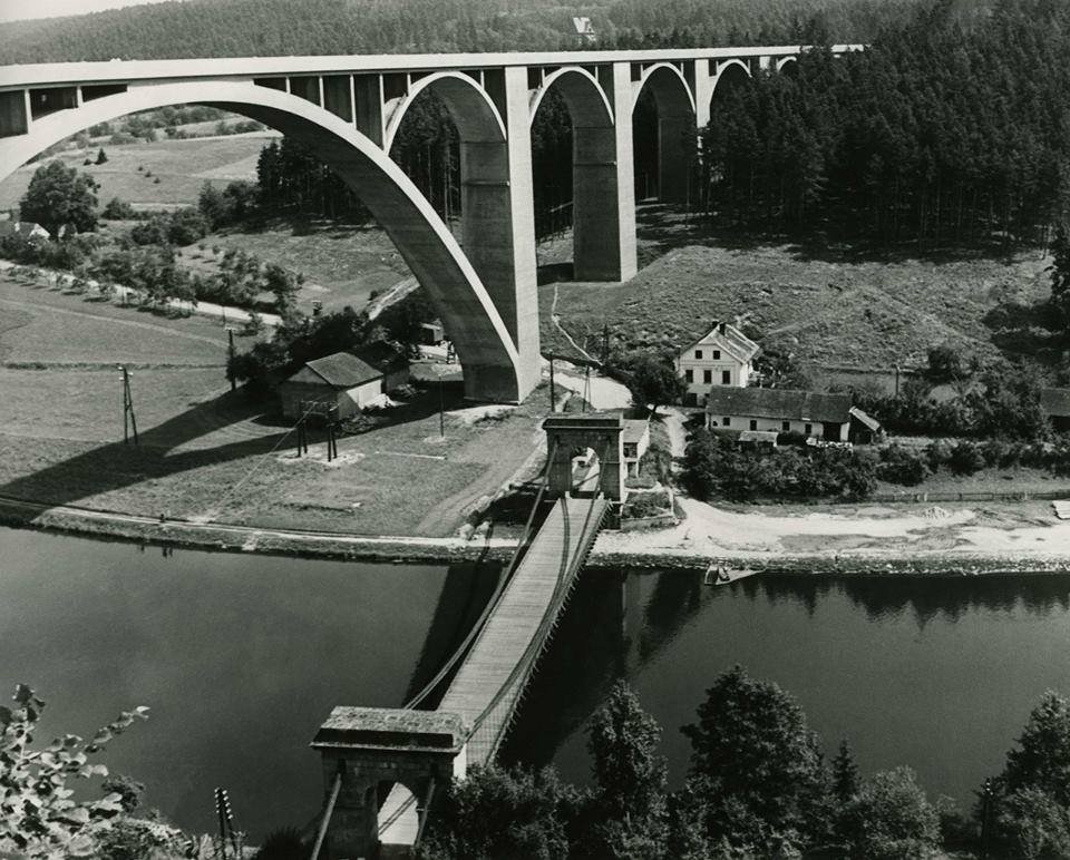 Poslední empírový řetězový most v Česku stál u Podolí na Písecku. Po rozebrání byl postaven u Stádlece, kde se klene přes Lužnici.