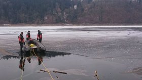 Potápěči našli na Orlíku tělo bruslaře: Led se pod ním prolomil před 5 dny.