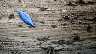 Sucho odkrývá zatopenou minulost: Vesnice pod Orlíkem i most, který se znovu vynořil Sucho odkrývá zatopenou minulost: Vesnice pod Orlíkem i most, který se znovu vynořil