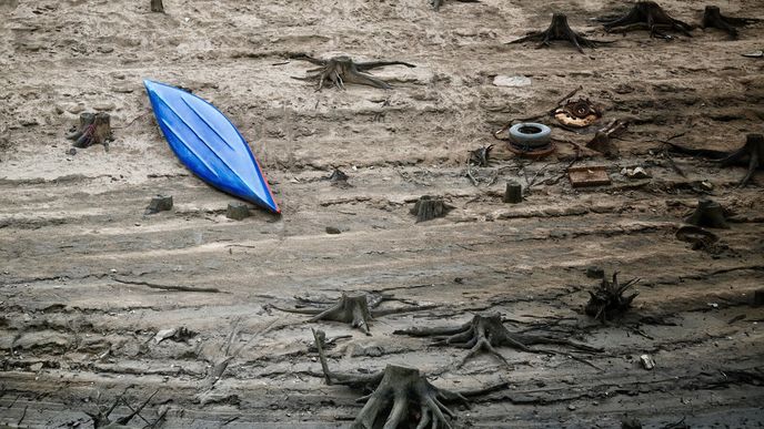 Vodní dílo Orlík se ocitlo na hranici svých provozních možností, když jeho hladina klesla o více než třináct metrů pod normál Vodní dílo Orlík se ocitlo na hranici svých provozních možností, když jeho hladina klesla o více než třináct metrů pod normál