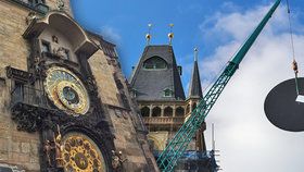 Staroměstská věž má nové „barokní“ ciferníky. Jeden váží 110 kilogramů a usadili ho za sedm minut
