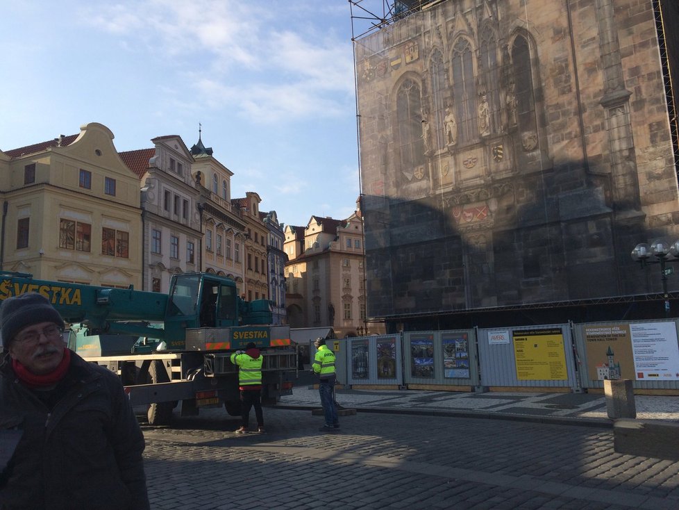 Orlojář Petr Skála v současných dnech pracuje bedlivě na rekonstrukci orloje.