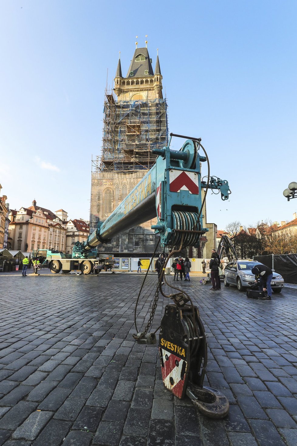 Na věž Staroměstské radnice se v pátek ráno instalovaly ciferníky hodin.