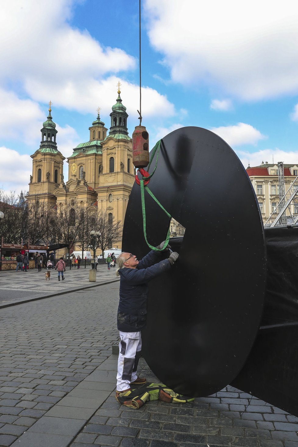 Uchycení ciferníku na jeřáb.