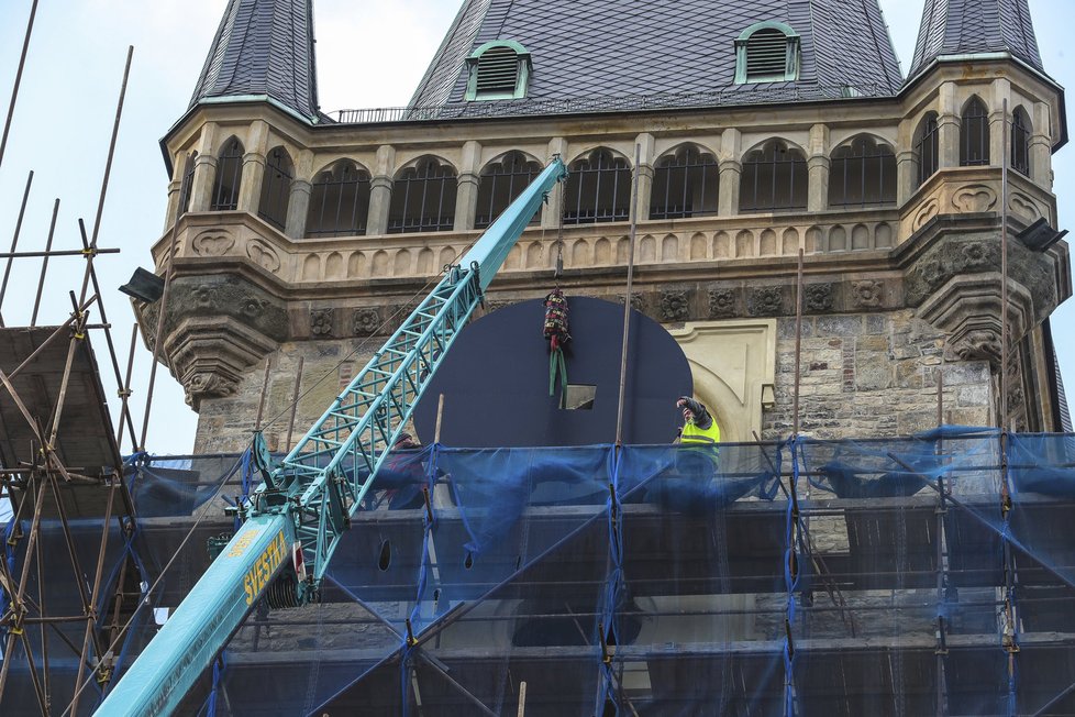 Ukotvení ciferníku na vrchol věže Staroměstské radnice