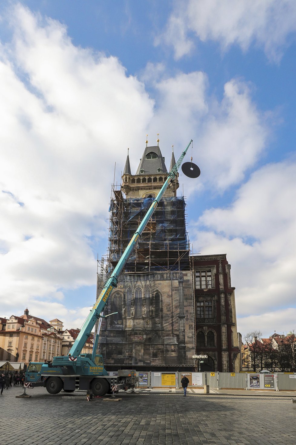 Na vrchol věže Staroměstské radnice se v pondělí ráno uchycovaly ciferníky hodin.