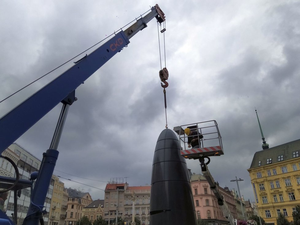 Neobvyklá podívaná nejen pro Brňany. Vrchní část orloje s prstencem a motorovou klecí jde do opravy, multifunkční hodinový stroj bude téměř měsíc mimo provoz.