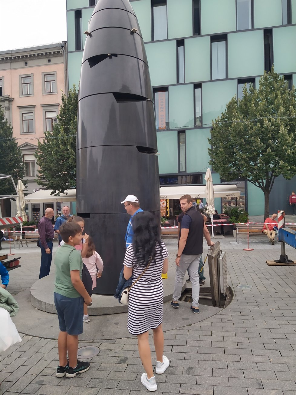 Věčný souboj s přemírou aut v historickém centru Brna chtějí radní řešit dalším zpřísněním vjezdu