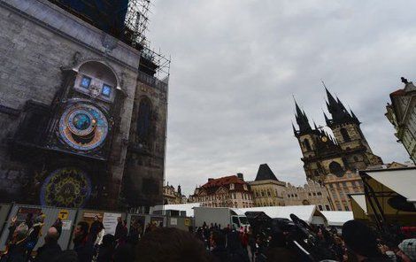 Obrazovka věrně napodobuje podobu i pohyb orloje.