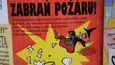 Orloj zdobí desítky plakátů, které ve zkratce přibližují minulost Poděbrad