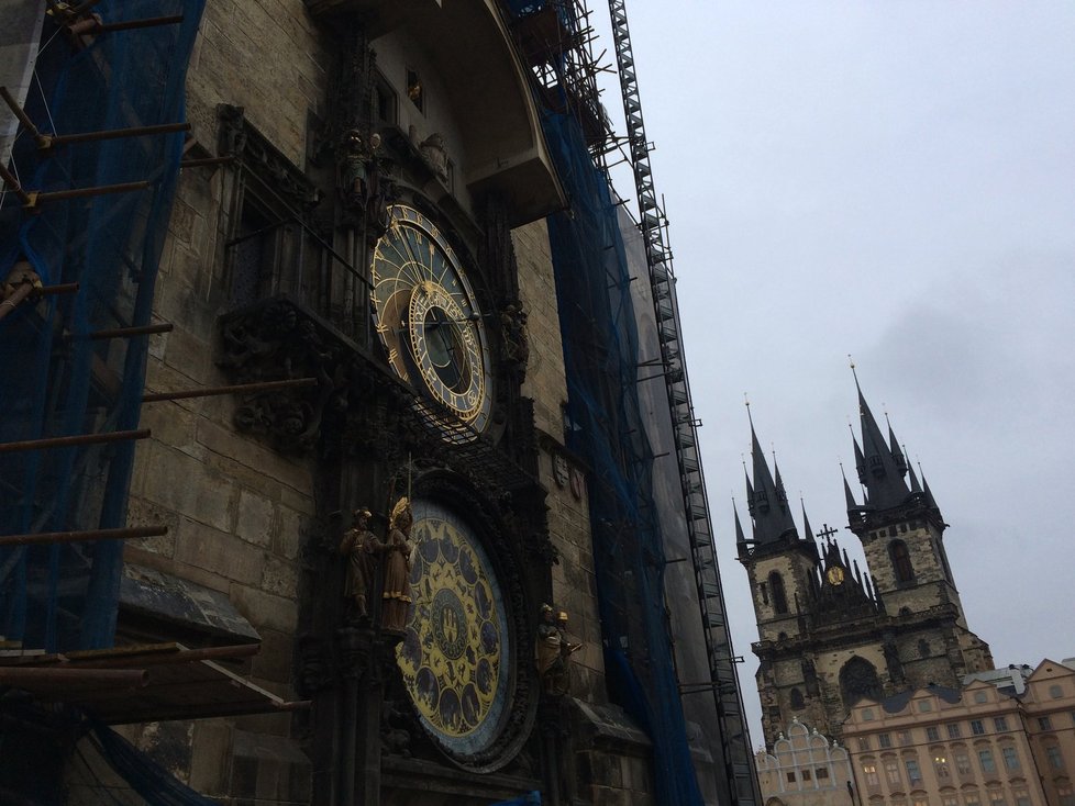 V pondělí ráno se zastavil Staroměstský orloj. Čeká ho rekonstrukce.