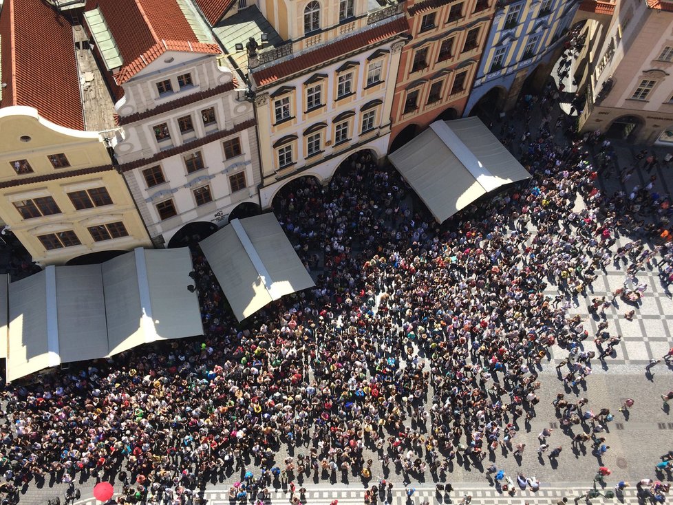 Pohled z věže na lidi pod orlojem.