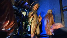 Odborníci odvezli z pražského orloje k opravě tři sochy apoštolů. 30.5.2023