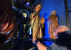 Odborníci odvezli z pražského orloje k opravě tři sochy apoštolů. 30.5.2023