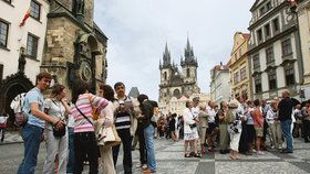 Turisté u orloje na Staroměstském náměstí