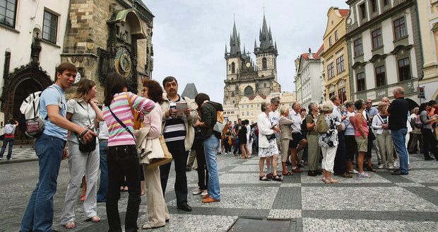 Do Česka míří čím dál více turistů. Oceňují bezpečí a levný pobyt 