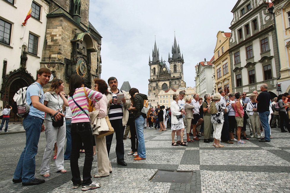 Turisté u orloje na Staroměstském náměstí