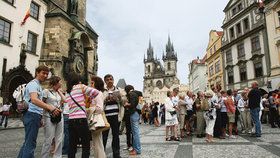 Turisté u orloje na Staroměstském náměstí