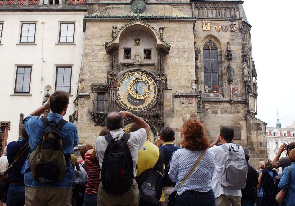 Turisté u orloje na Staroměstském náměstí