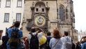 Turisté u orloje na Staroměstském náměstí