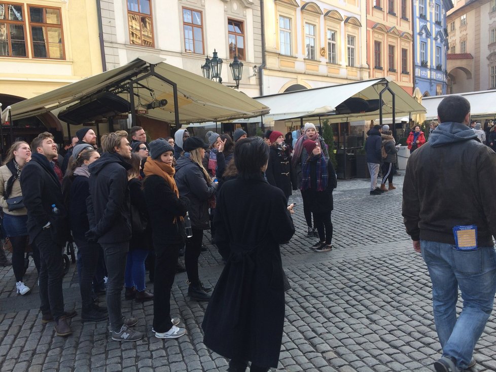 I když orloj nefunguje, stále přitahuje pozornost turistů. Zdánlivě se na něm totiž nic moc nezměnilo. Zatím zmizela jen pozlacená soška kohouta.