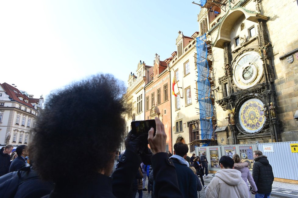 Na tradiční představení Staroměstského orloje čekaly davy turistů.