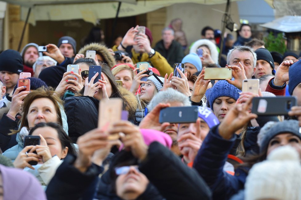 Lidé doufají, že si vyfotí tradiční představení orloje. Kvůli jeho rekonstrukci však mají smůlu.