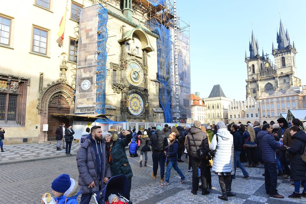 Na tradiční představení Staroměstského orloje čekaly davy turistů.